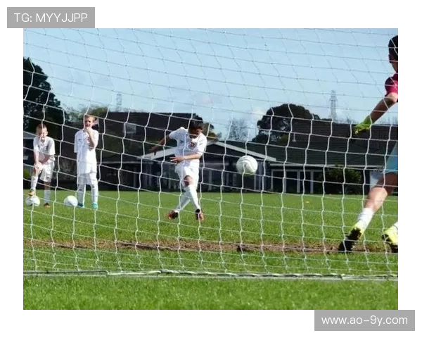 《足球场上最爆笑瞬间盘点：球员意外失误与神奇倒地大作战》